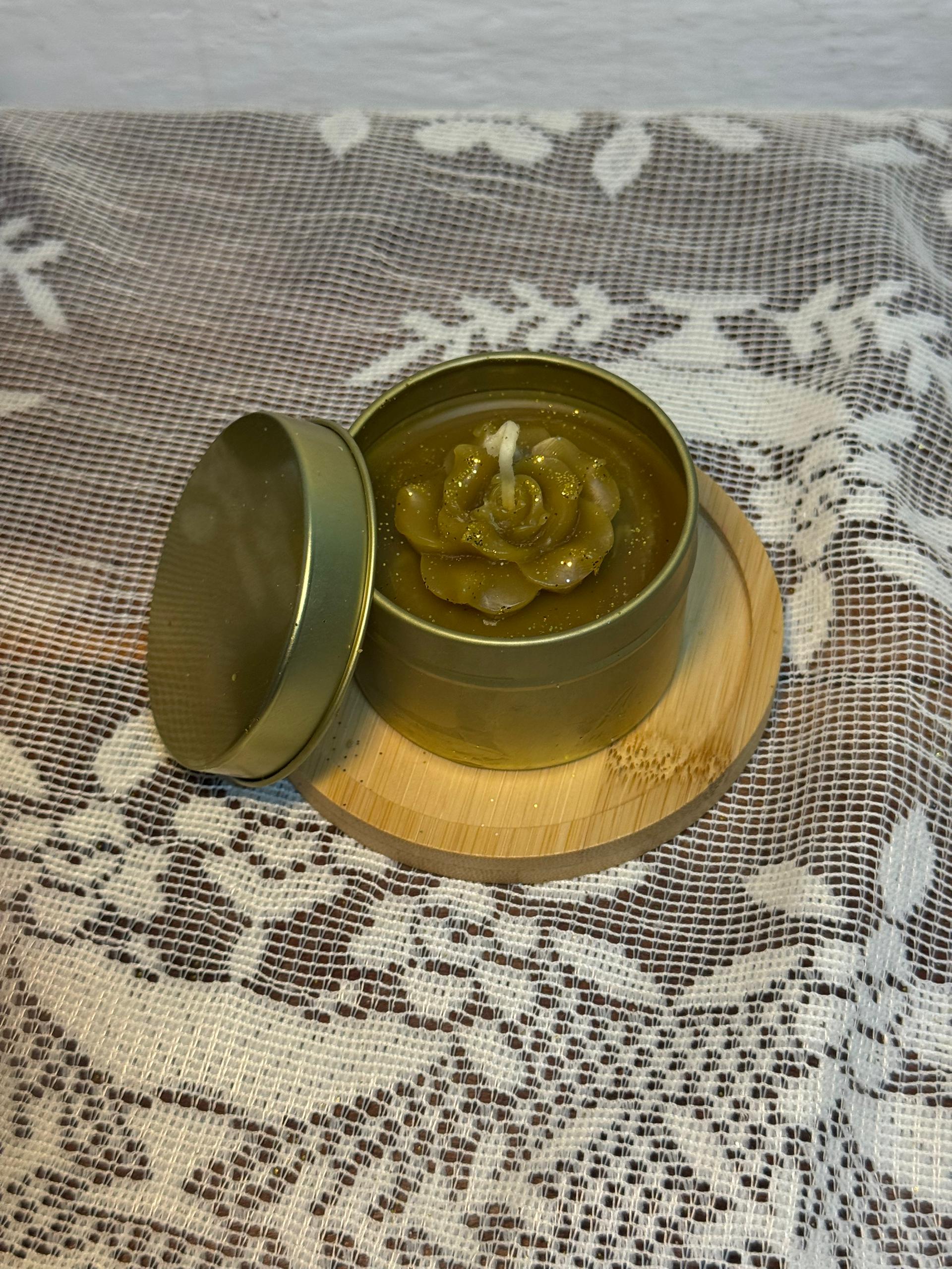 Vela natural de tarro dorado con flor