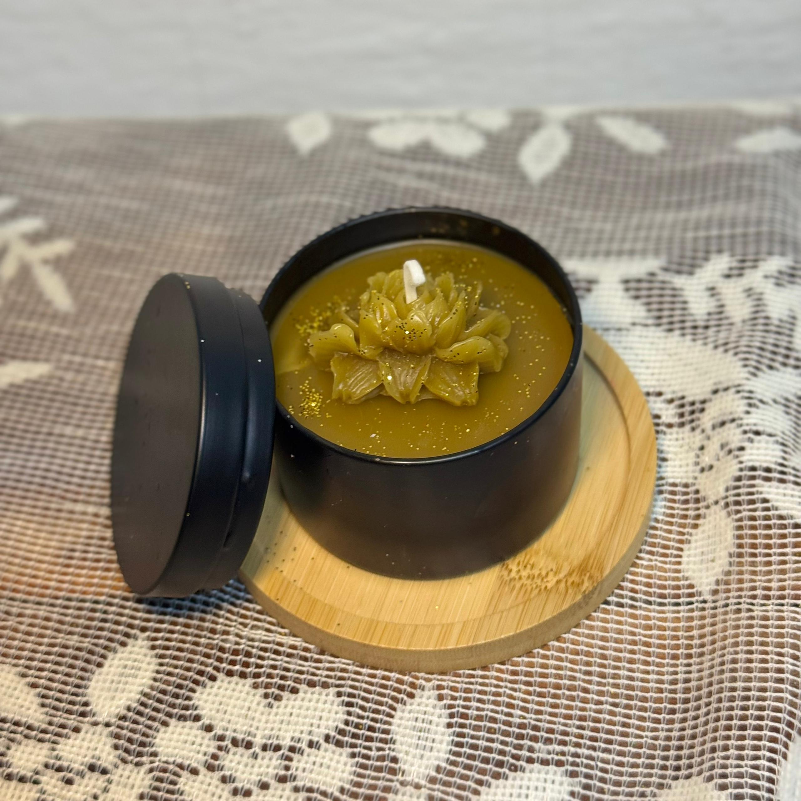 Vela natural de tarro negro con flor